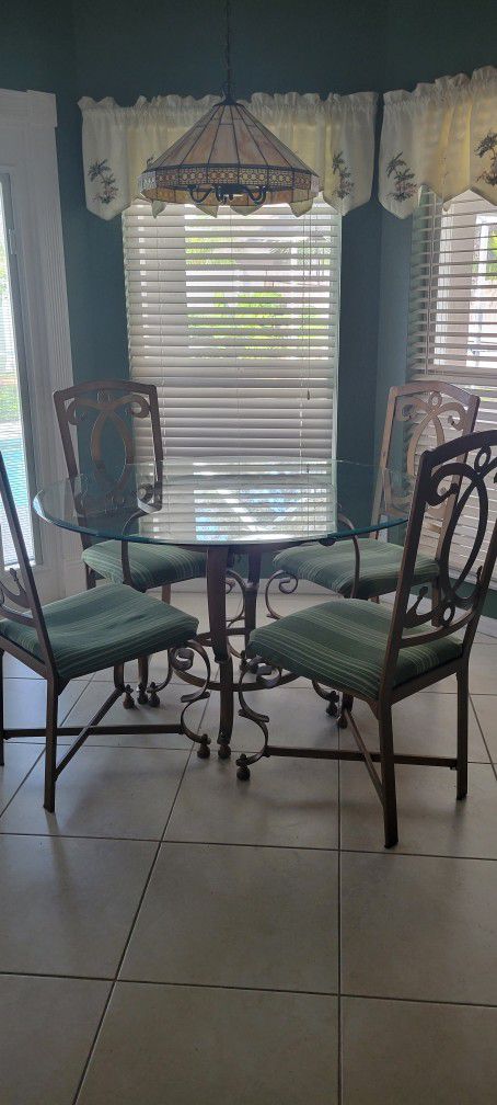  round glass kitchen table with 4 Chairs 