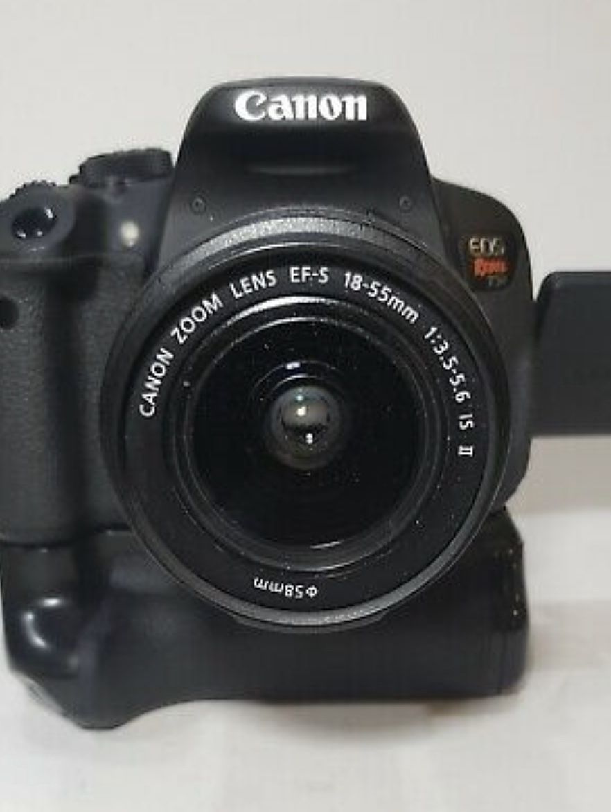 Canon EOS Rebel T5i w/ EF-S 18-55mm IS II lens battery grip and bag