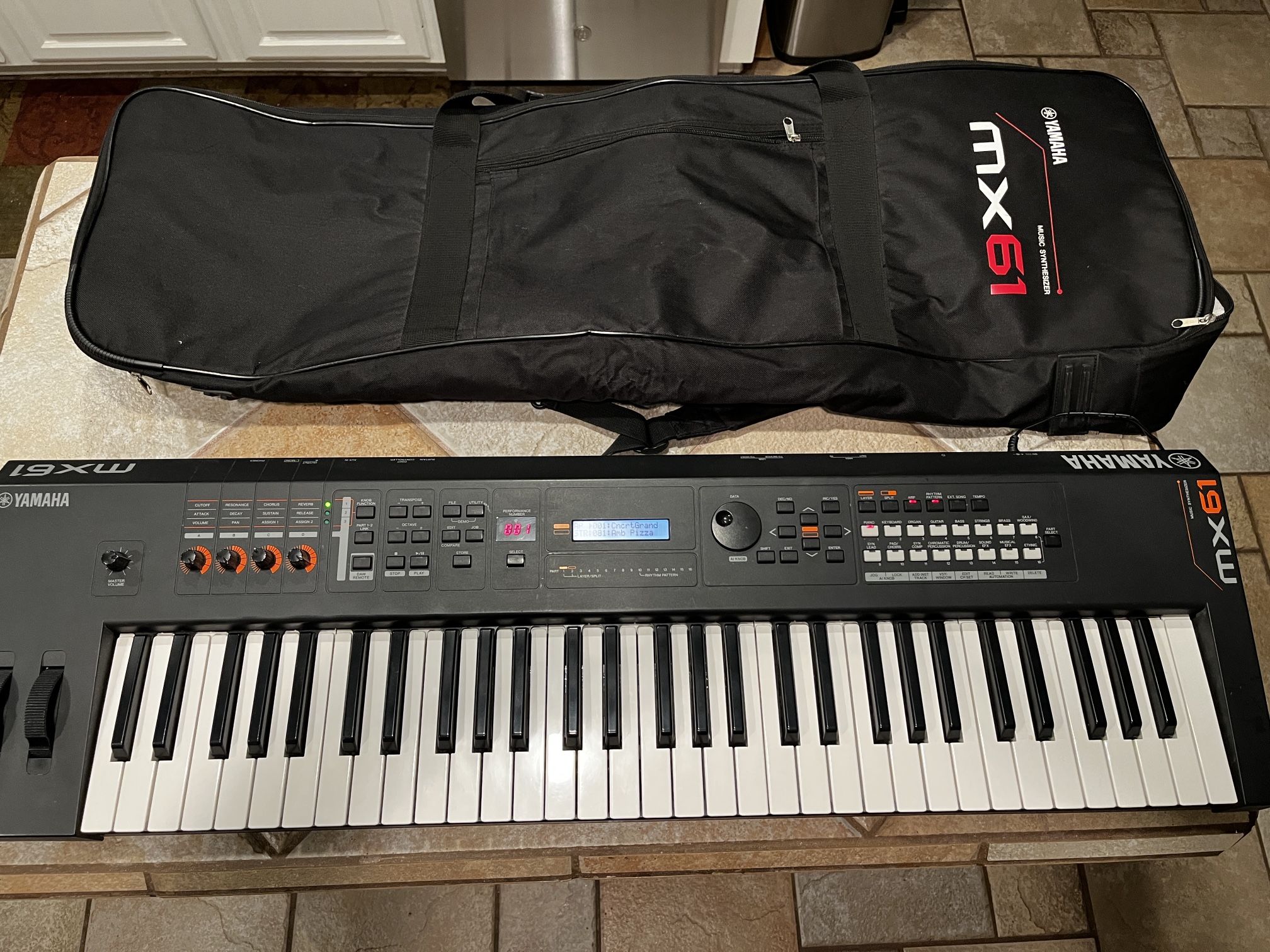 Yamaha MX61 Keyboard Synthesizer