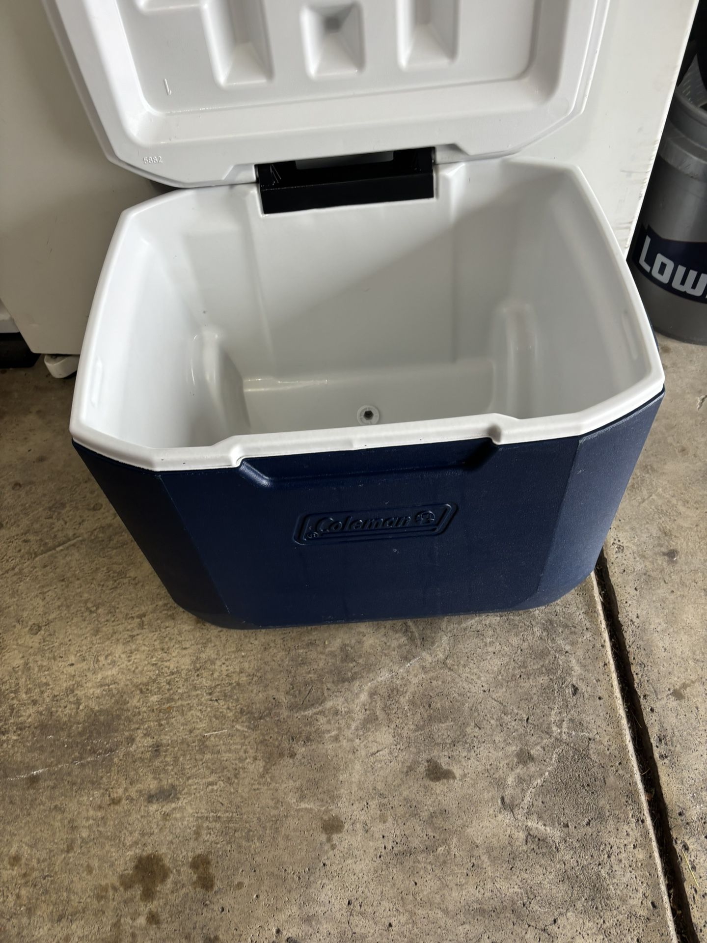 50 QT Coleman Cooler W/Telescoping Handle