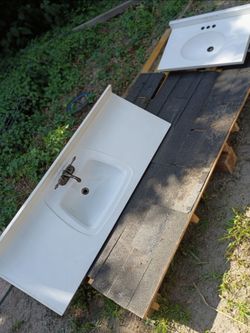 Integrated cultured marble vanity top and sink