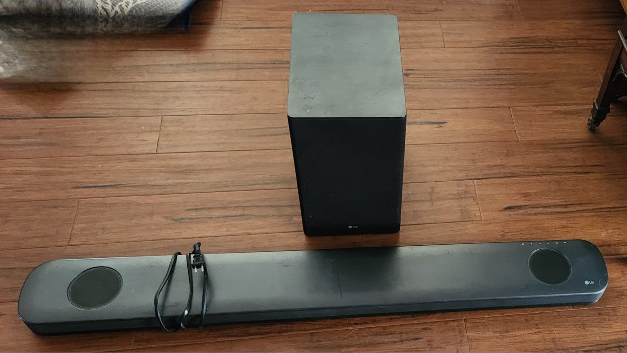 LG SOUNDBAR AND WOOFER