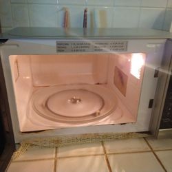 Sharp corousel microwave oven. 7 cu