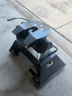 B&W Companion OEM 5th Wheel Hitch for Chevy/GMC Towing Prep Package