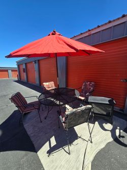Patio set de metal para silla con sombrilla incluida.