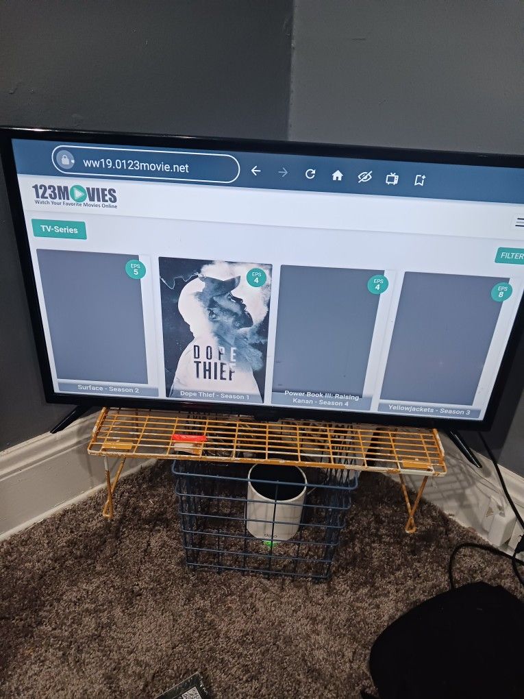 32' Amazon Fire TV & 32' Roku Tv
