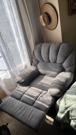 selling nice recliner for a great price