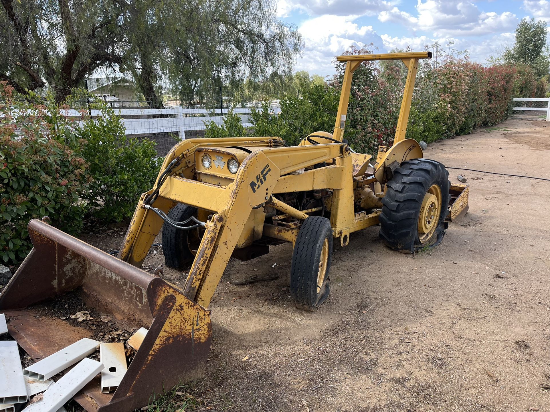 Front Loader Tractor-Vintage Massey Ferguson - Needs TLC