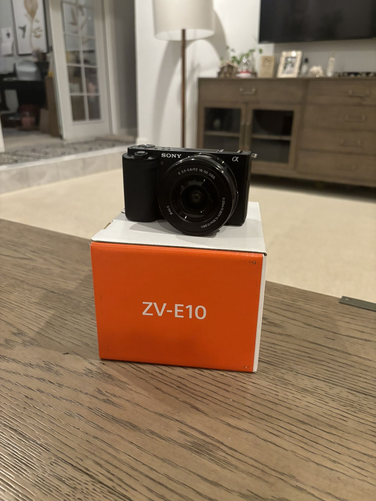 Sony ZV-E10 VLOGGING CAMERA & 16-55mm lens f/ 3.5-5.6