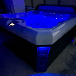 Hot Tub - Wellis    ***Local Delivery Included***
