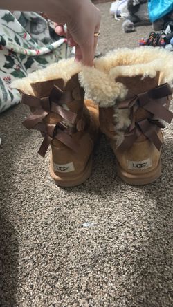 bow uggs size 6