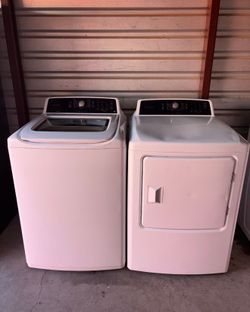 White Frigidaire Washer And Gas Dryer Matching Set