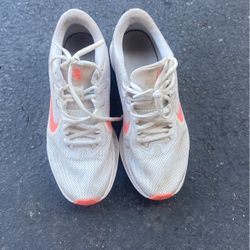 Women's Nikes Size: 8.5
