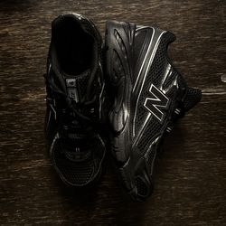New balance 740 shoes (w 7.5, m 6)