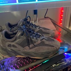 Adidas Yeezy Boost 700