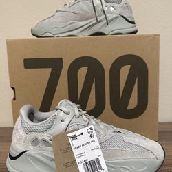 Yeezy 700 Salt Boost Size 5 New