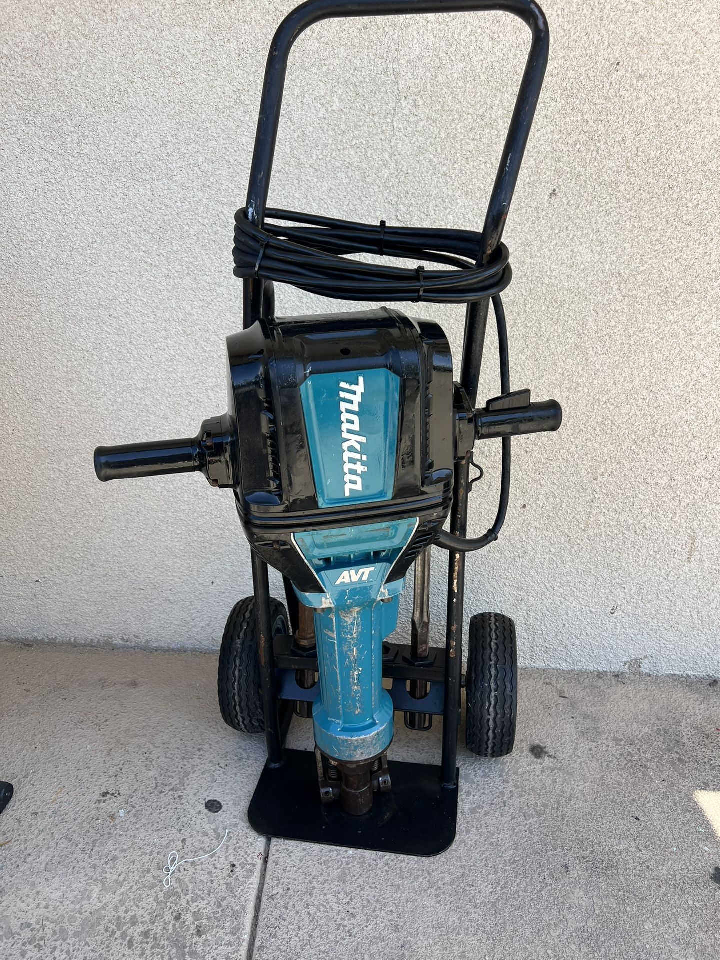 70 lb. 1-1/8 in. MAKITA AVT Breaker Hammer