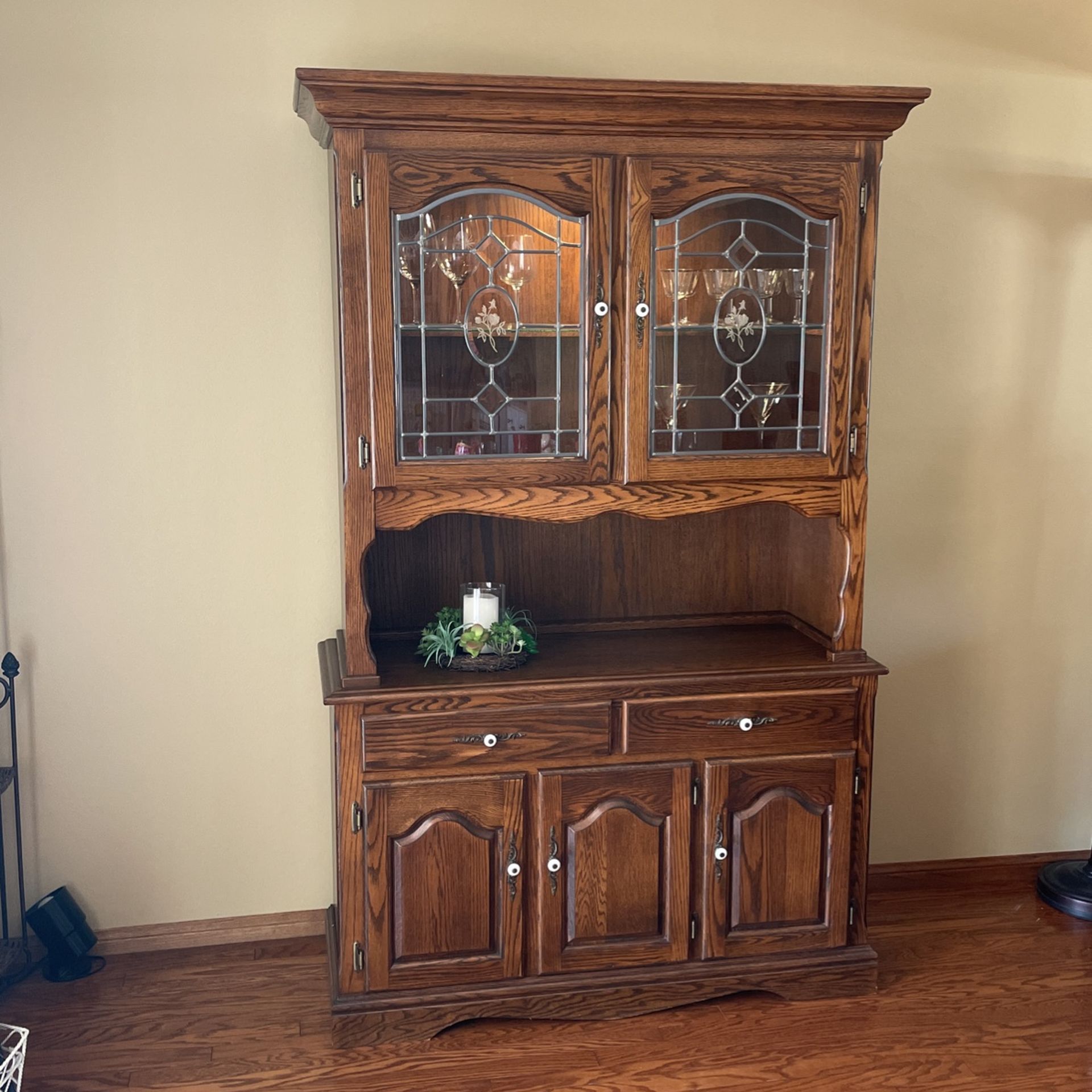 Small Solid Oak Hutch from Krause’s Furniture In Excellent Condition!