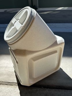 Pet food storage container