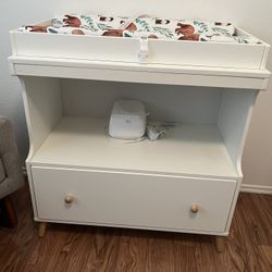 Delta Children Essex Convertible Changing Table with Drawer