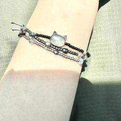 "Midnight Whispers" Cat Charm Beaded Bracelet