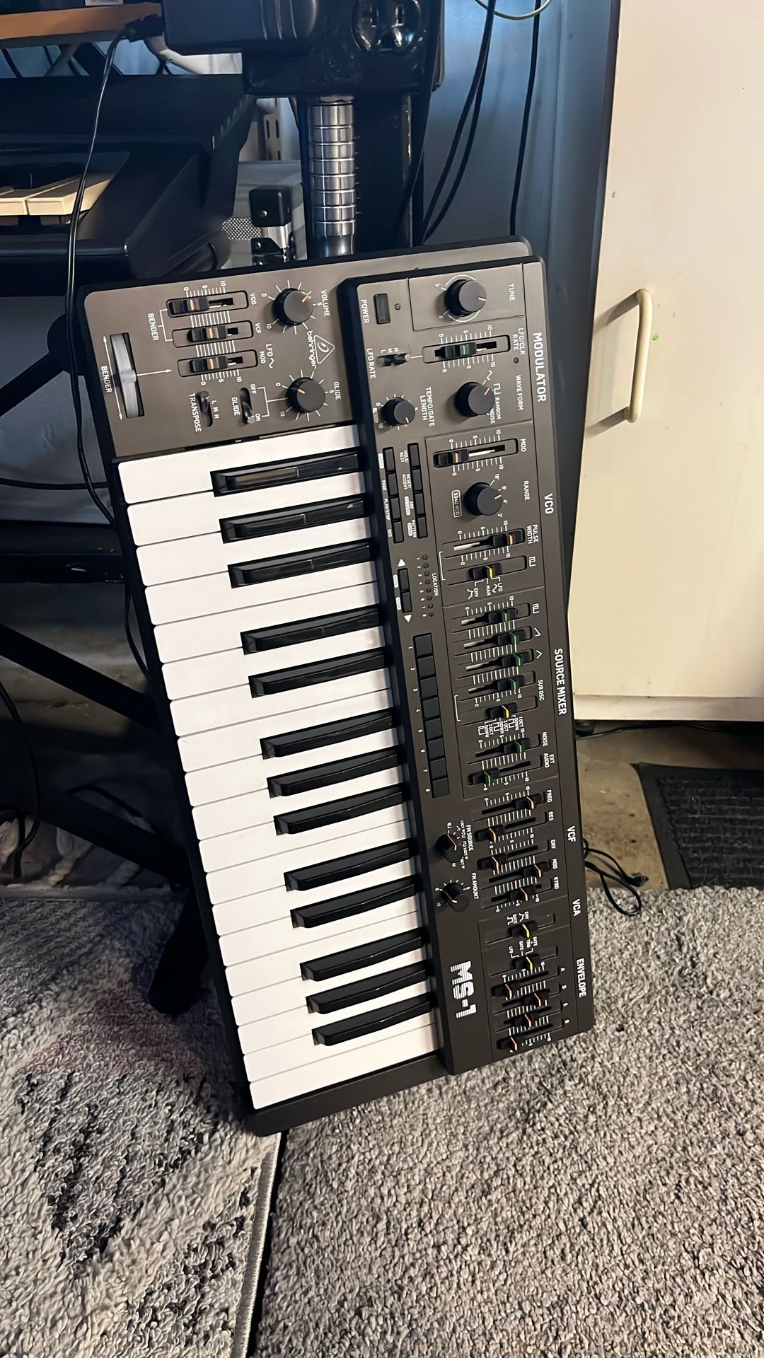 Behringer MS1 Synthesizer