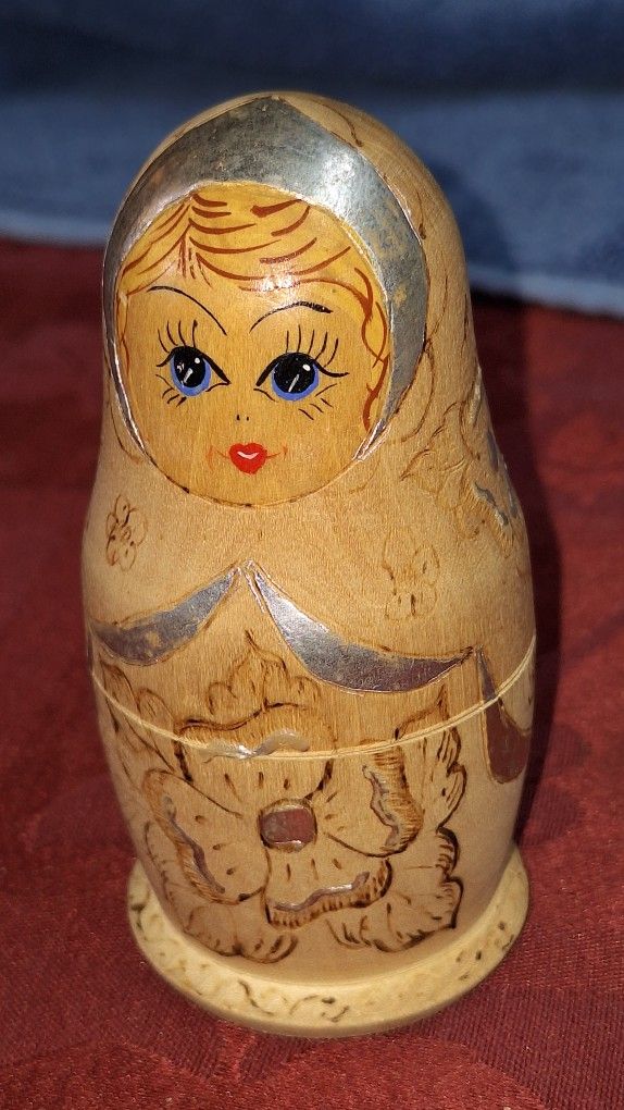 Vtg 3 Pc Russian Nesting Wood Dolls “Matryoshkaen” L1S903