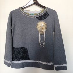 sweatshirt with removable fur brooch