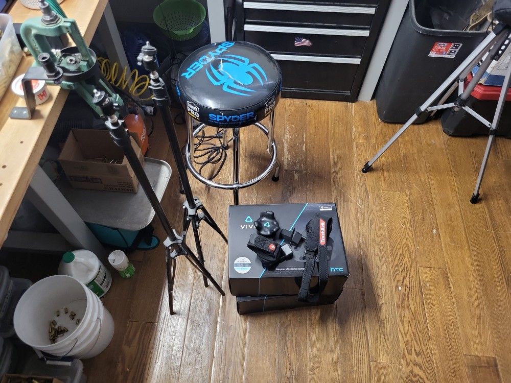 2 HTC Vive Vr Sets + More