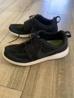 Black Nike roshe size 9