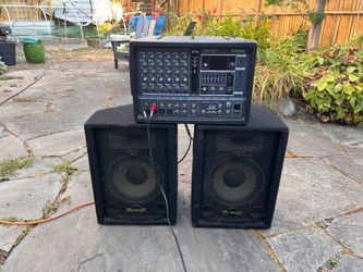 Yamaha EMX62M Power amplifier with 2 Phonic S710 wedge monitors