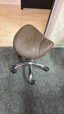 Saddle rolling chair