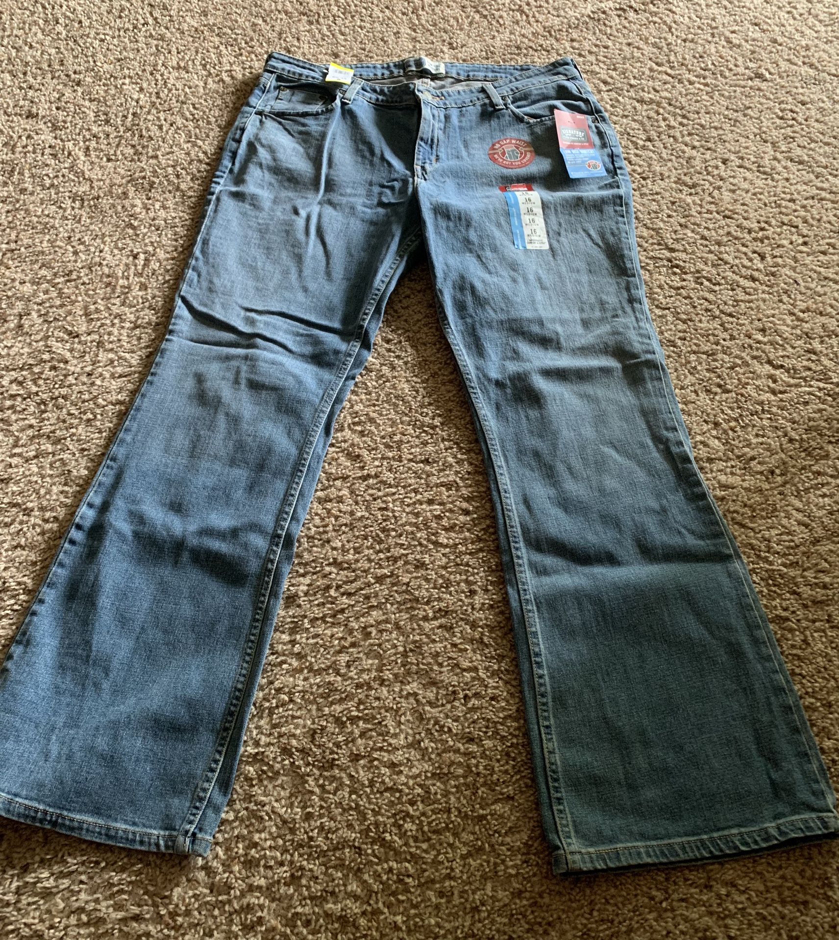 New Ladies Levi’s Signature Jeans, size 16 Medium