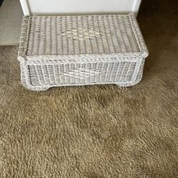 Vintage Pier 1 White Wicker Storage Chest “Bristol Collection”