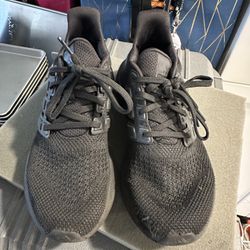 Youth Adidas Athletic Shoe Size 6Y