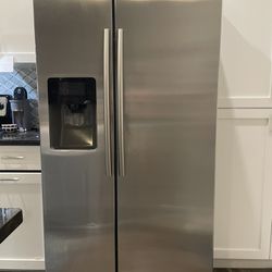 Samsung Refrigerator 4 Yrs Old. Excellent Condition Original Price $3,200