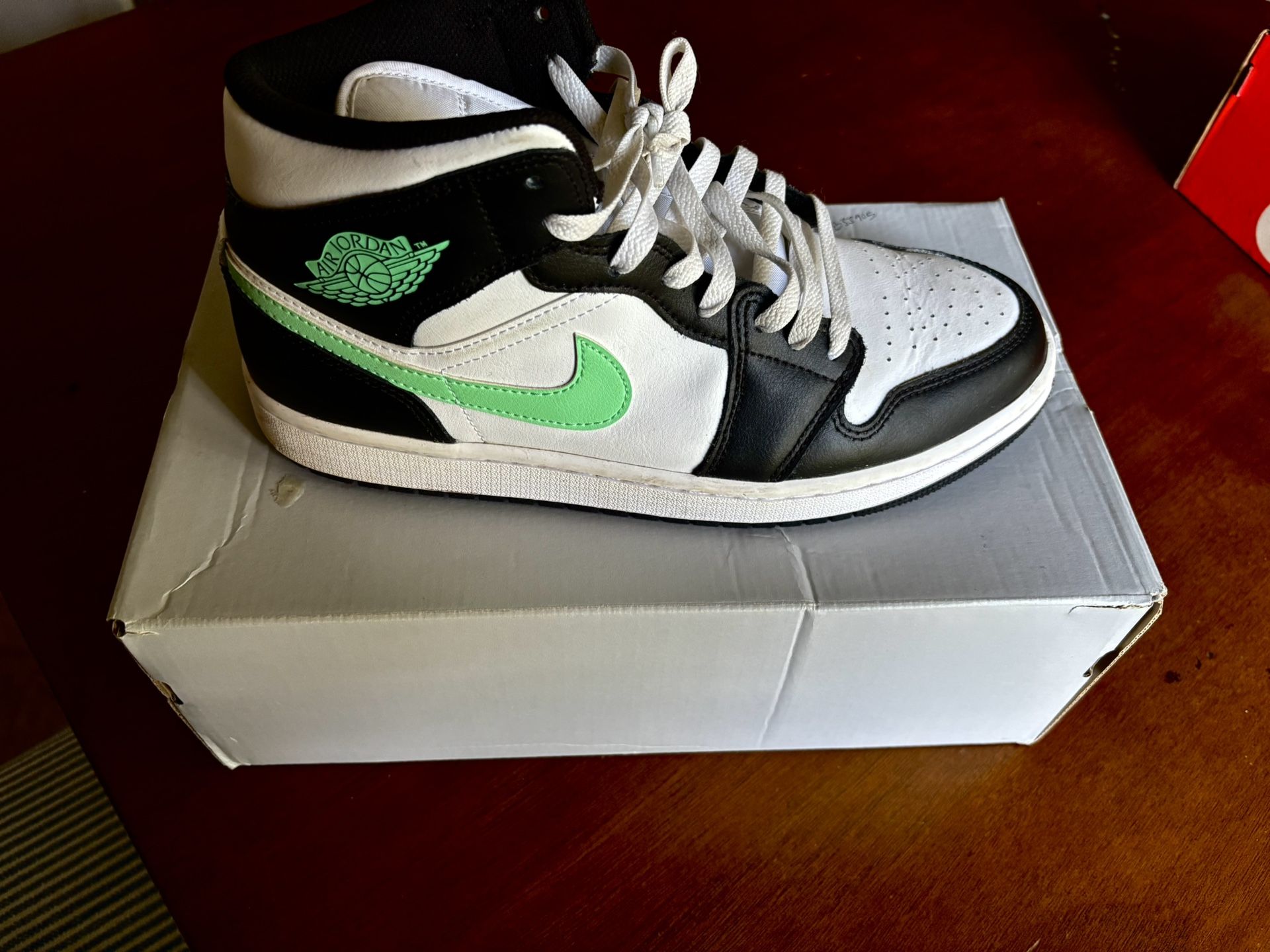 Air Jordan Retro 1 Black Green Glow