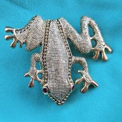 Frog Amphibian Red Eye Brooch Approximately 1.5 inches Long Jewelry. Gold Tone #frogbrooch
