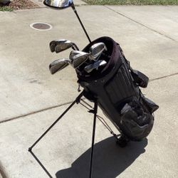 Hoski Complete Golf Club Set Nice Driver. Putter With super light back very good condition good for beginner for everybody especially for beginner