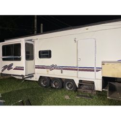 Fifth Wheel Trailer 