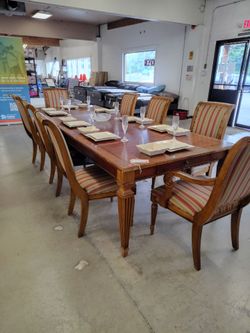 Dining table w/ 8 chairs 2 leafs