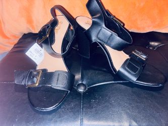 Size (9) buckle short square heels