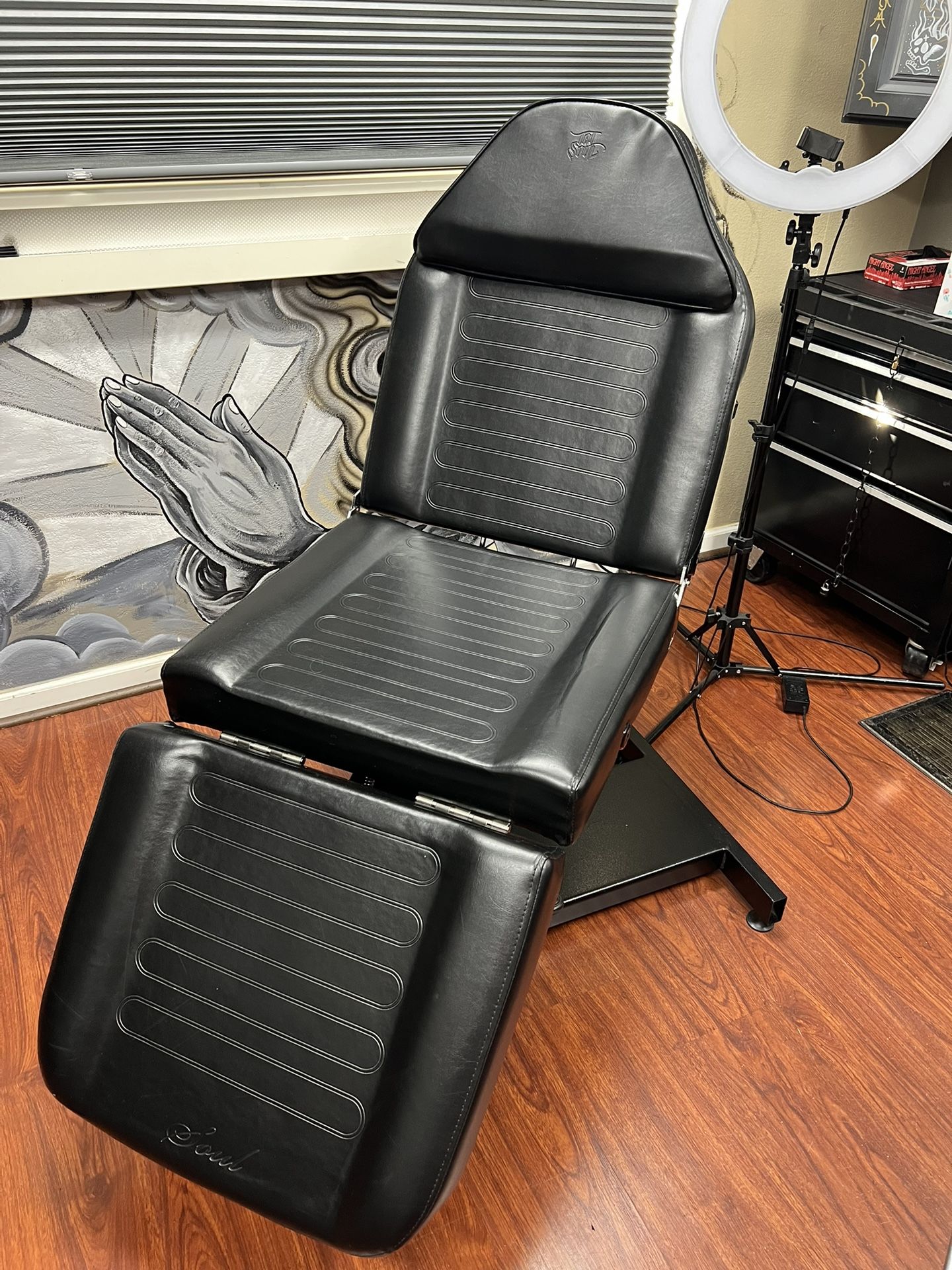 TAT SOUL TATTOO CHAIR AND ARTIST CHAIR