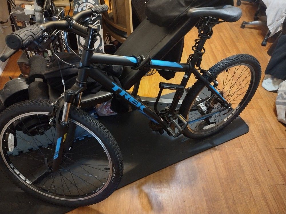 Men's Trek 820 Mountain Bike M/L Medium/Large Size