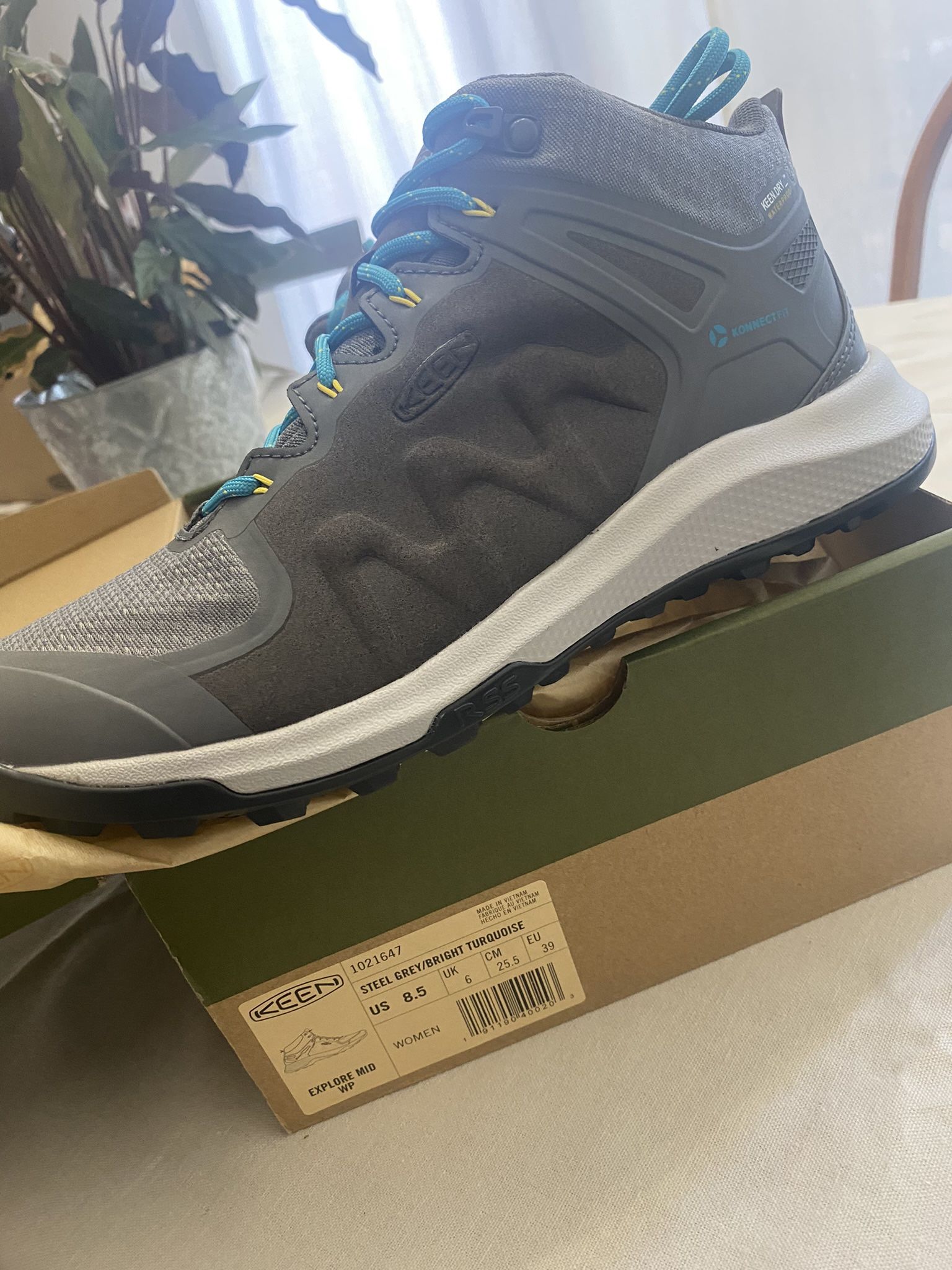 KEEN Women’s hiking Boots/waterproof-BRAND NEW