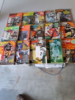 LOT OF VINTAGE FOOTBALL DIGEST BOOKS