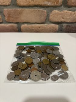 100 assorted coins from different countries.