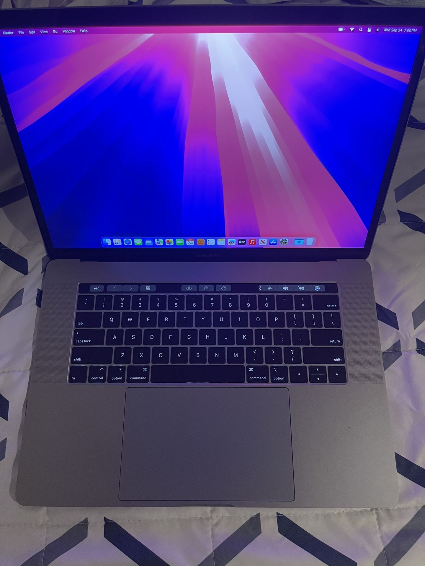 MacBook Pro 15 Inch  16 Gb/512 /SDD Touch Bar 