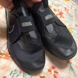 Big boys Nike tennis shoes size 6.5Y