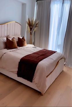 Queen headboard/bedframe